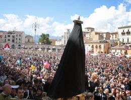 April the 1st, Sulmona: La Madonna che Scappa (The Madonna that Escapes)